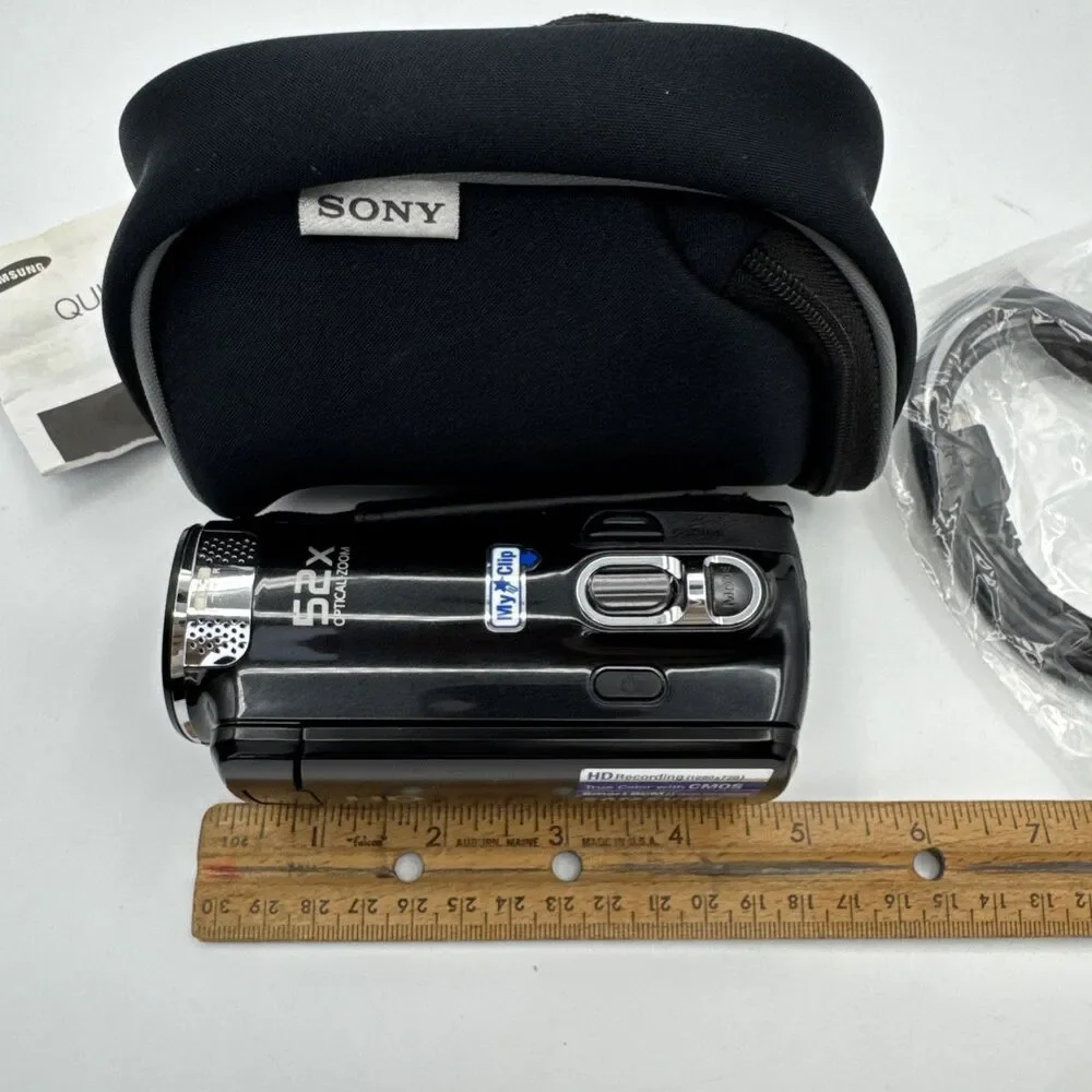 Samsung HMX-F80 HD Camcorder 16GB SD Card Case Battery Charger EUC